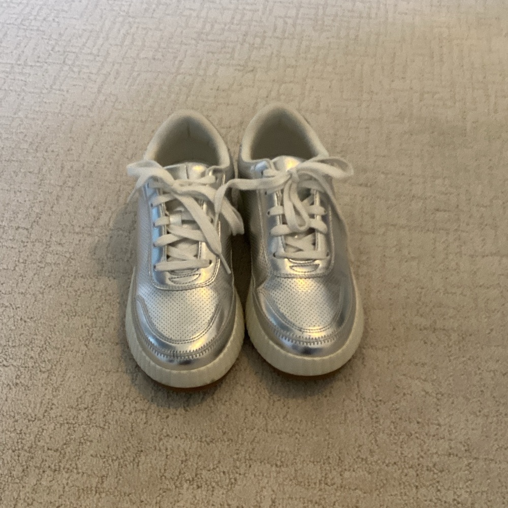 Women’s Y2K Madden NYC Silver platform Sneakers size 9 EUC